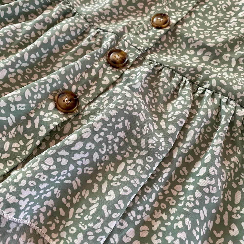 Ditsy Pattern Ruffle Sleeve Top - Picture 3 of 7
